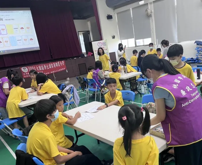 政風人員引導學員參加廉潔桌遊「廉仔園工程」。大園區公所提供