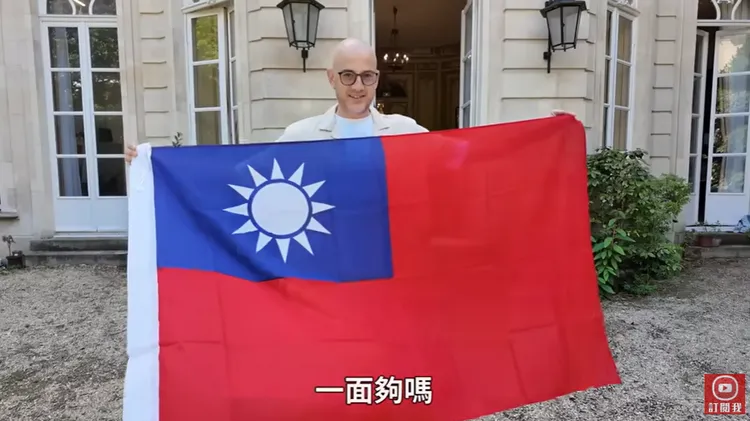 台灣駐法代表處贈送吳鳳台灣國旗，讓他能為台灣奧運選手加油。翻攝《吳鳳Rifat》YouTube