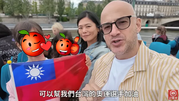 吳鳳一家人前往法國巴黎旅行也不忘為台灣奧運選手加油。翻攝《吳鳳Rifat》YouTube