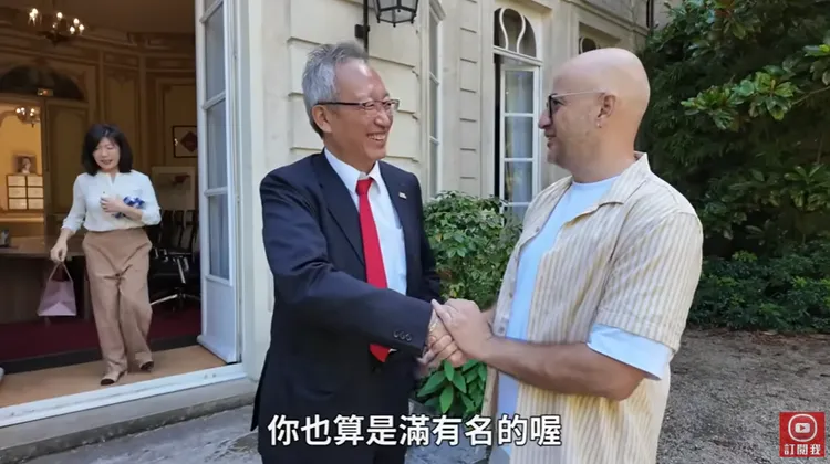 駐法大使吳志中熱烈歡迎吳鳳到來。翻攝《吳鳳Rifat》YouTube