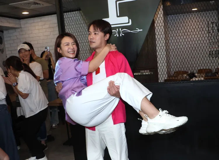 最後在李又汝（左）要求下，黃文星改公主抱。攝影中心攝