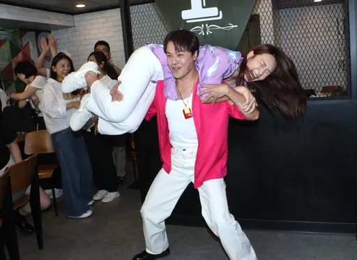 金曲歌王遭人妻嗆「去穿增高墊」 爆氣扛起轉圈她1秒變肖婆