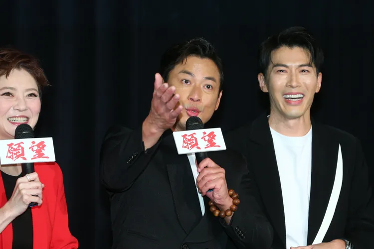 黃少祺（右起）表示，太太能接受媽媽意見，沒有婆媳問題，江宏恩笑說婚姻裝傻是學問。張瑞振攝