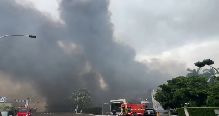 工廠火警濃煙飄散，一度影響周邊人車視線。民眾提供