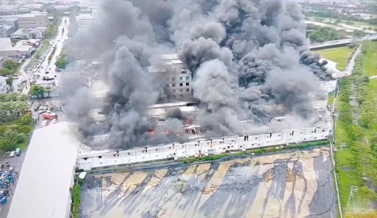 永康車燈工廠火警濃煙四竄。民眾提供