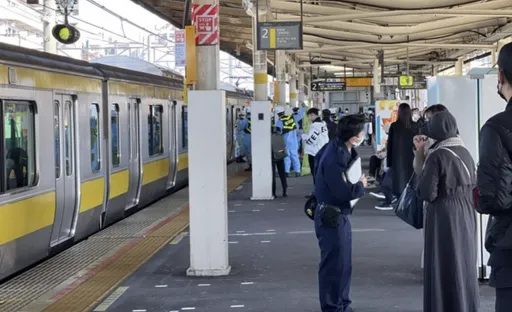 悚!嬰兒車瞬間掉落軌道 下秒電車進站撞上