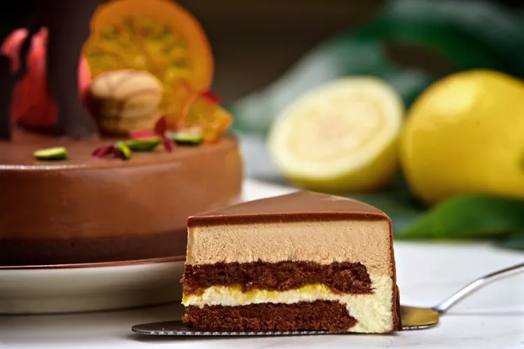 「伯爵爹地」節慶蛋糕原價980元，7月底前預訂付訂即享88折優惠。另14款慶祝系列蛋糕同歡慶享優惠折扣。業者提供