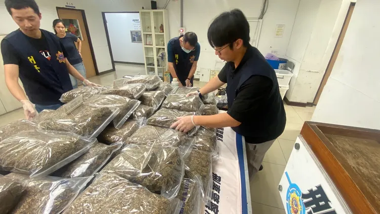 警方查扣大麻成品40.9公斤、大麻植株399株與栽種設備及乾燥設備等贓證物。翻攝畫面