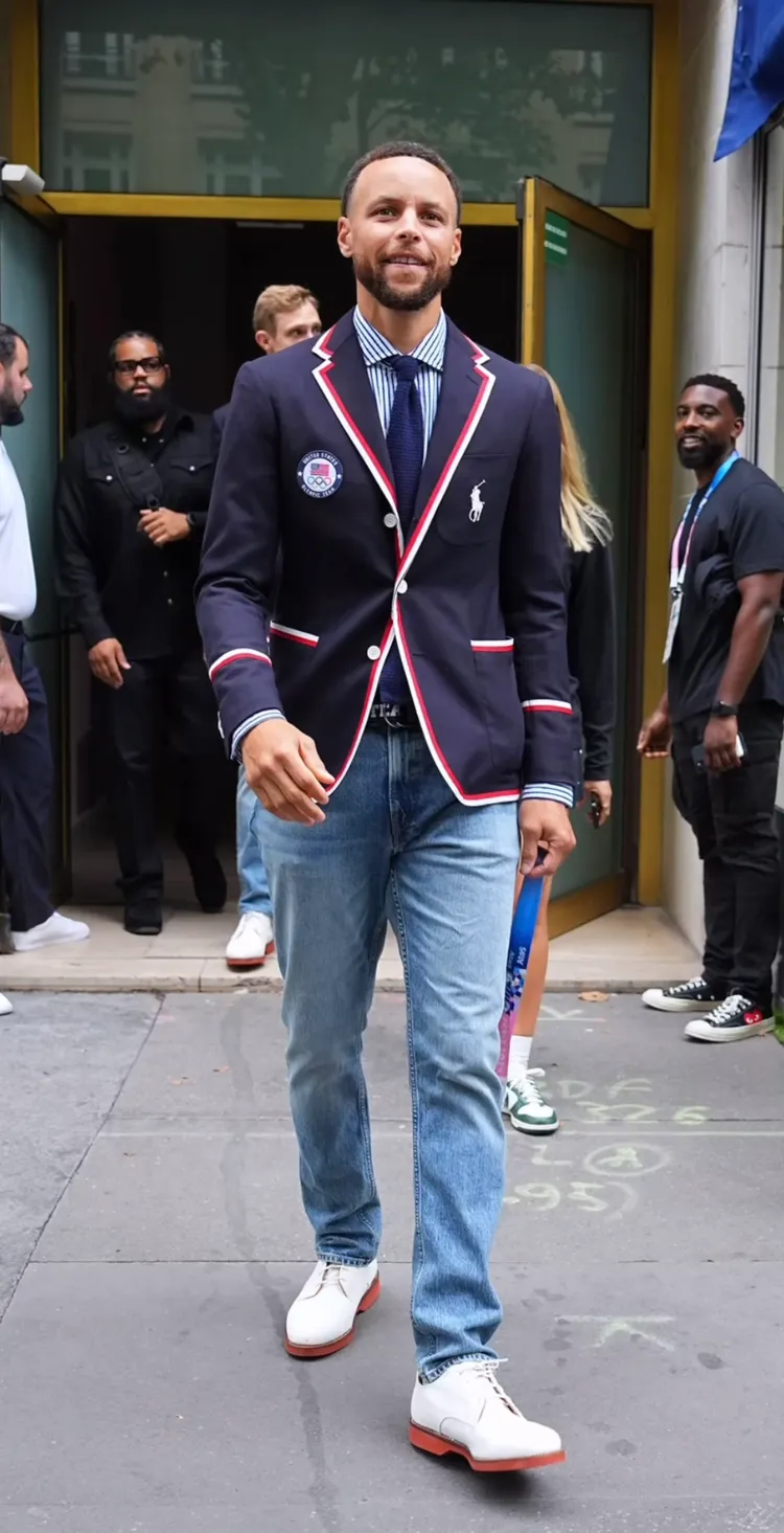 柯瑞換上滾藍白邊的深藍色西外搭配牛仔褲。翻攝柯瑞IG