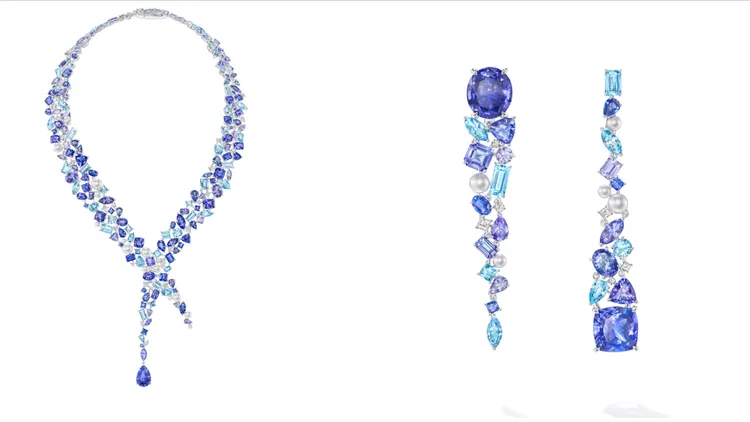 TASAKI Atelier第七季高級珠寶Serenity項鍊（左圖，約7480萬元日幣）與耳環（右圖，約1320萬元日幣），使用了18K白金與鉑金、阿古屋珍珠、鑽石、坦桑石、海藍寶、藍寶石與尖晶石。品牌提供
