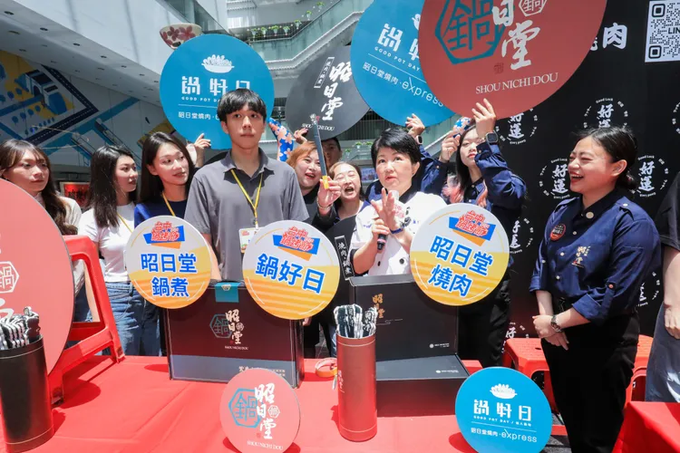 盧秀燕詢問沈家4姊弟最愛的火鍋、燒烤店家。市府提供