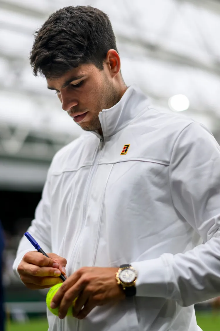 艾卡拉茲戴著勞力士Oyster Perpetual Cosmograph Daytona腕錶享受榮耀時刻。品牌提供