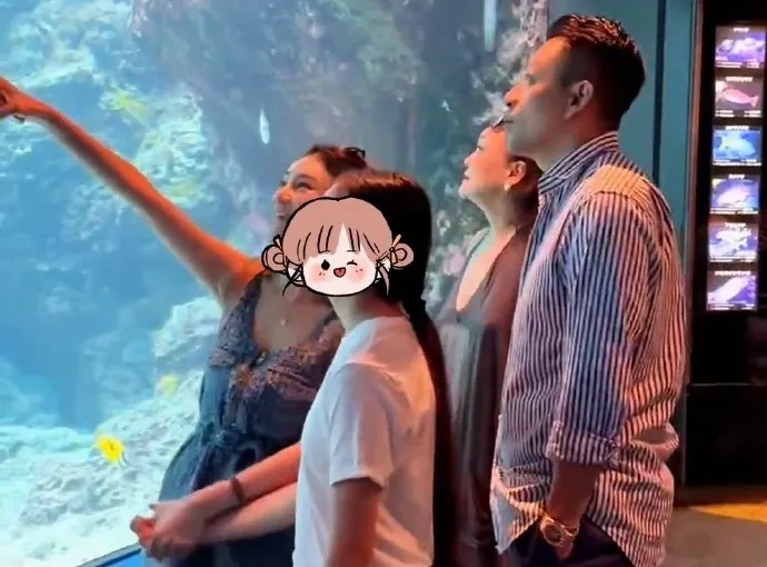 Ｍandy牽著小玥兒，與汪小菲、張蘭之前在沖繩逛水族館。翻攝芒果撈小萌主微博