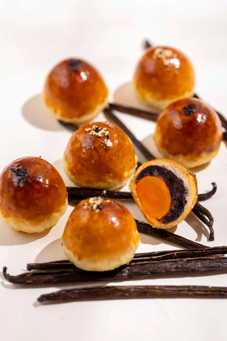 加入滿滿香草籽的和三盆蛋黃酥。業者提供