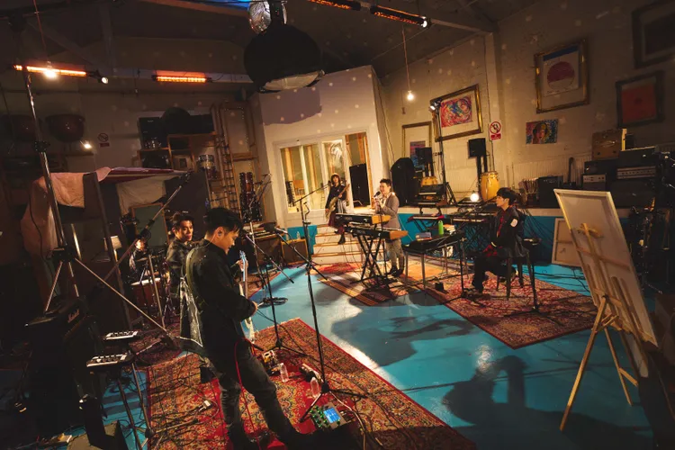 蘇打綠全團來到孕育出Oasis、Blur等經典搖滾作的錄音室Miloco Studios 「The Pool」朝聖。蘇打綠有限公司提供