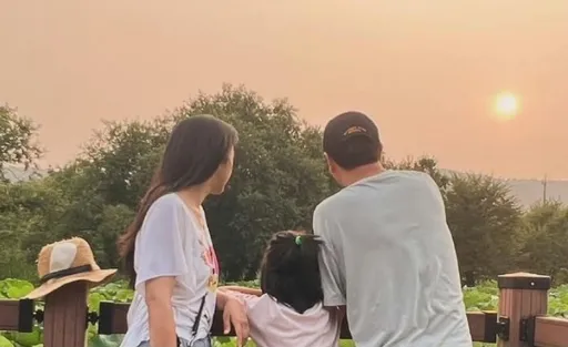 湯唯難得秀一家三口照放閃!歐巴老公陪看荷花甜出汁