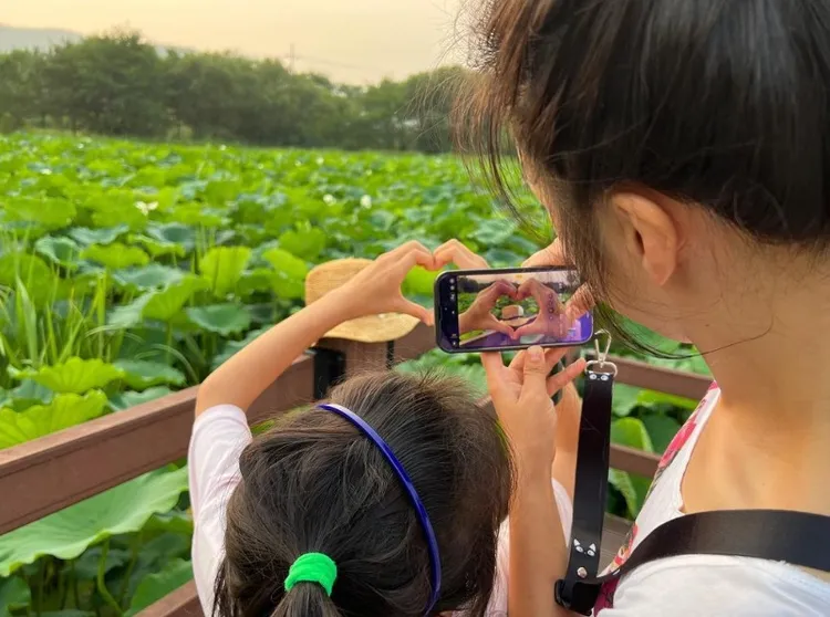 湯唯為女兒拍比心照。翻攝湯唯IG