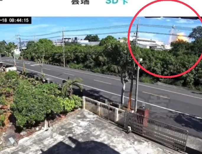 工廠屋頂瞬間炸開，連桶槽都噴飛，看起來像火箭升空。翻攝照片