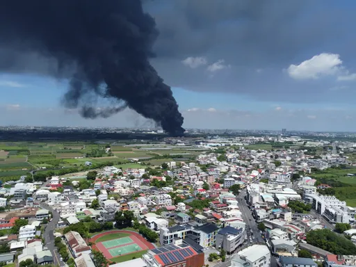 台南山上工廠瞬間爆炸畫面嚇人! 桶槽像火箭直衝天際 火勢控制中