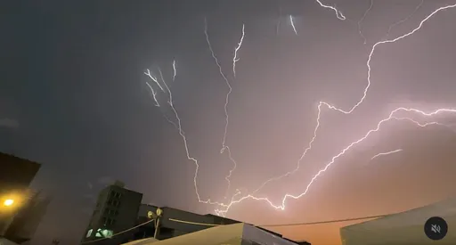 高雄啤酒节天空狂闪电炸裂出紫光 男偶像拍下影片百万人都惊呆
