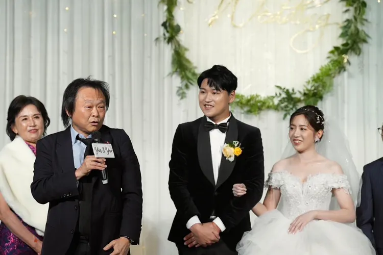 王世堅（左）出席黃瀞瑩婚禮。翻攝自陳智菡臉書