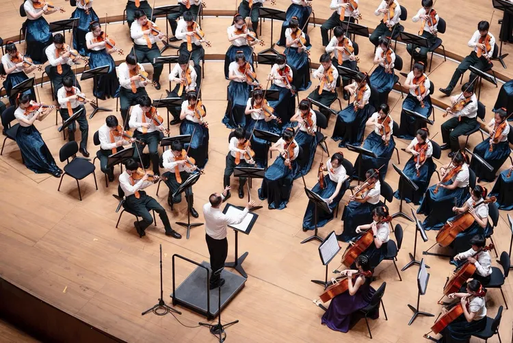 許家銘帶領74人編制的敦化國中弦樂團演出。陳明真提供