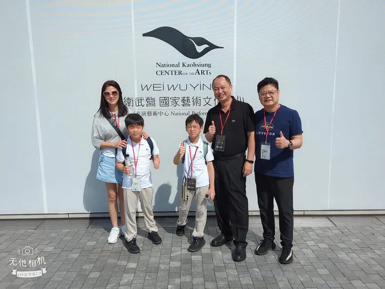 季忠平陳明真帶著雙胞台兒與許家銘合照留念。本人提供