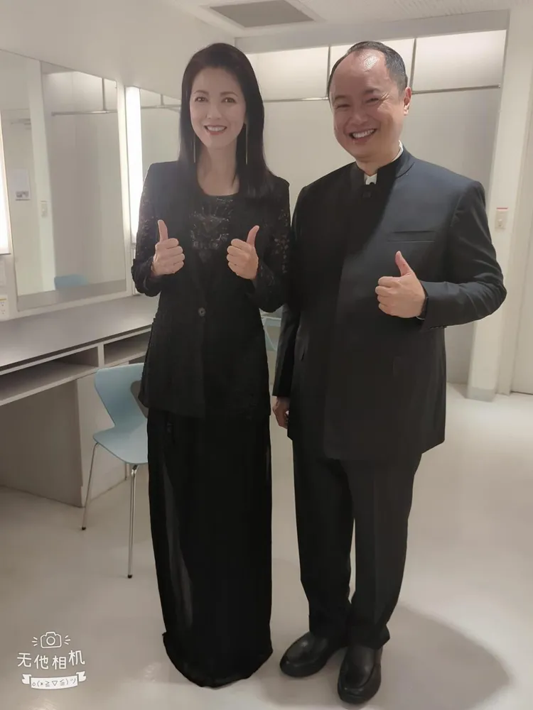 陳明真與指揮家許家銘開心合影。本人提供