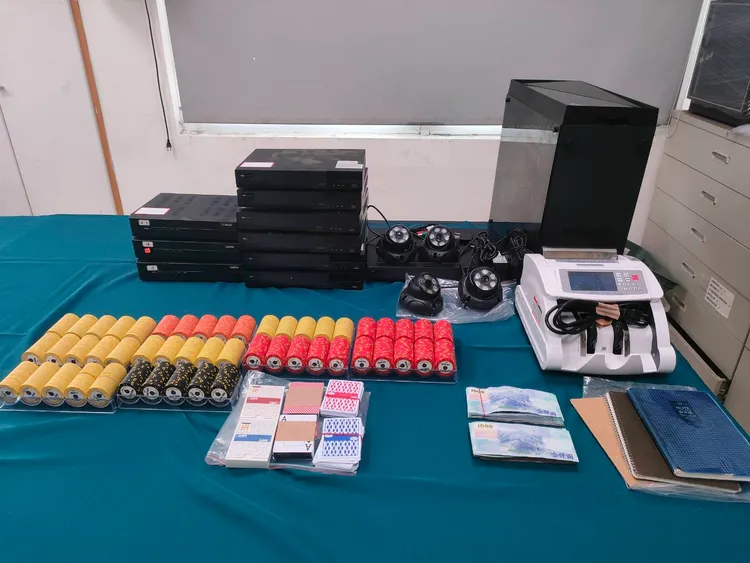 警方查扣賭資及其他證物。桃園警分局提供