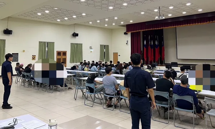 警方一舉帶回75人。桃園警分局提供