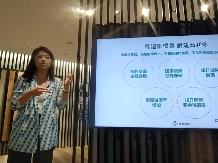 冠軍建材第三代、董事長特助林孟瑜表示，推出「科技節能石」新品，搭配「外牆乾掛節能」、「架高節能」兩大綠色創新工法，「如同建築穿上冰鋒衣」讓室內有效降溫4度。許麗珍攝