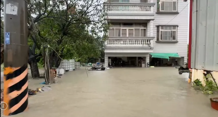 陳姓民眾家中進水170公分深，他直說比莫拉克風災還慘。翻攝照片