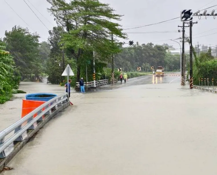 南雄橋因為水淹過橋面暫時封閉。翻攝照片
