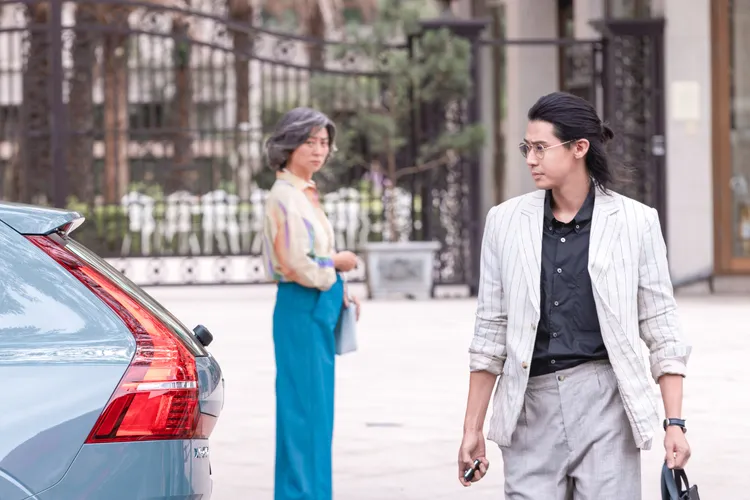 李玉璽（右）首次挑戰台語劇把台詞背得滾瓜爛熟，讓楊麗音直呼很可愛，看到他會忍不住姨母笑。公視台語台、華視提供