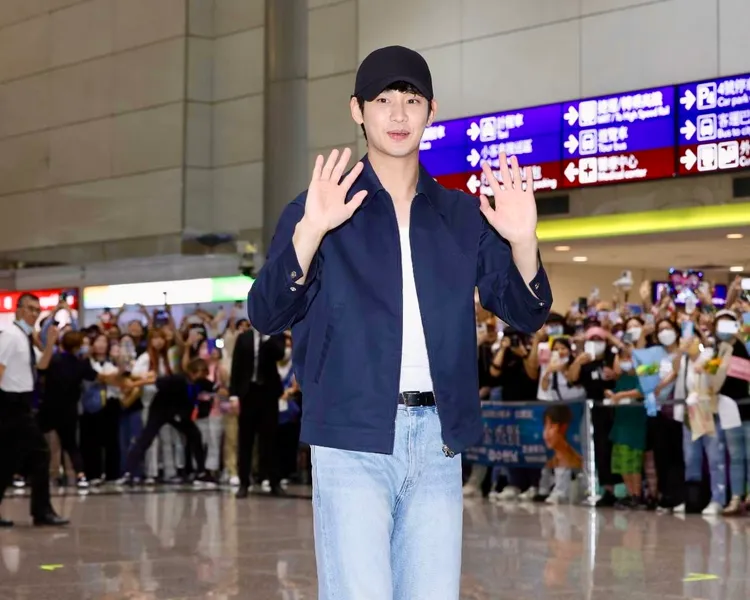 金秀賢時隔9年來台，在機場跟800名粉絲互動，簽名合照。特勤中心攝