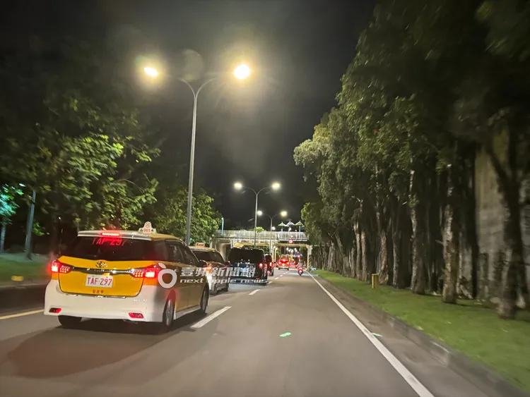 一路上都有粉絲包車跟在金秀賢保母車後。特勤中心攝