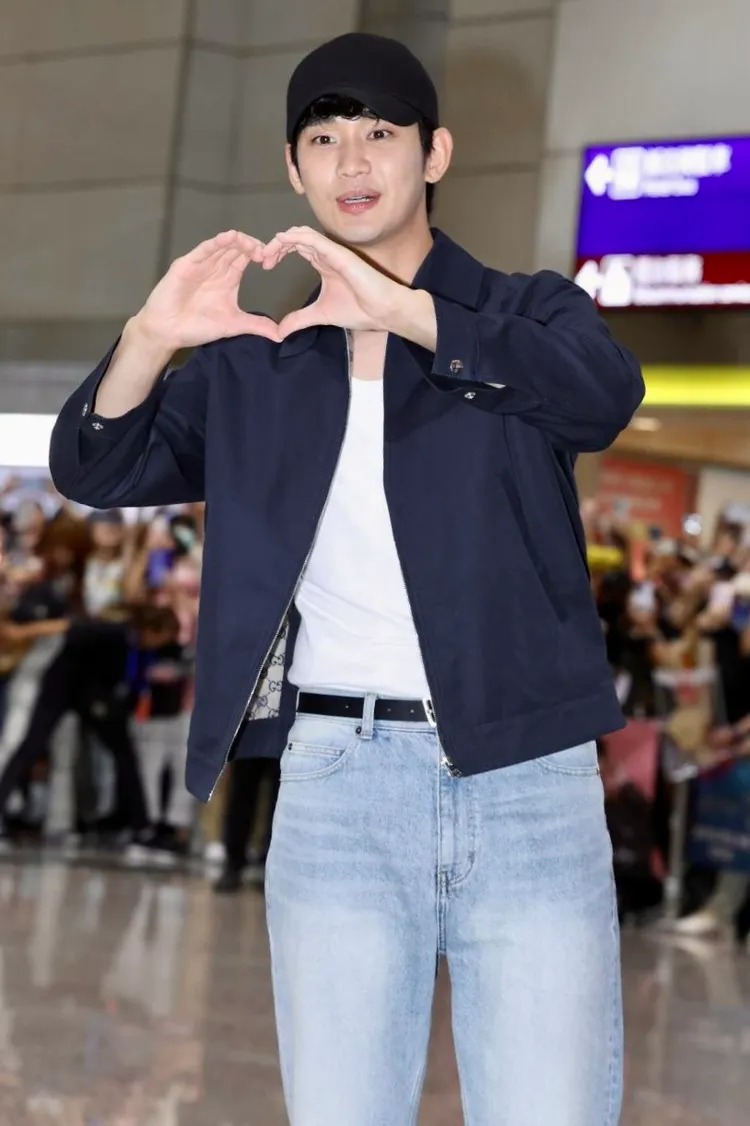 金秀賢暌違9年再度訪台，在桃園機場入境大廳比出各種愛心跟800名粉絲打招呼。特勤中心攝