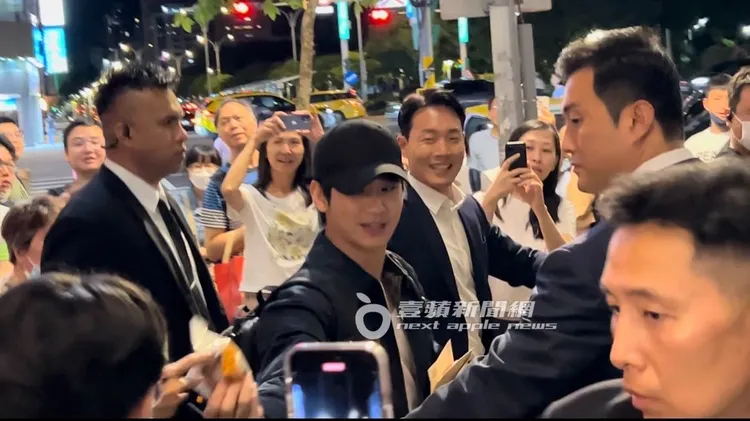 在粉絲的包圍下，金秀賢坐上保母車離開。特勤中心攝