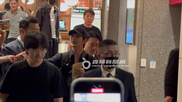 金秀賢步出鼎泰豐，現場近60位粉絲呼喊起來。特勤中心攝