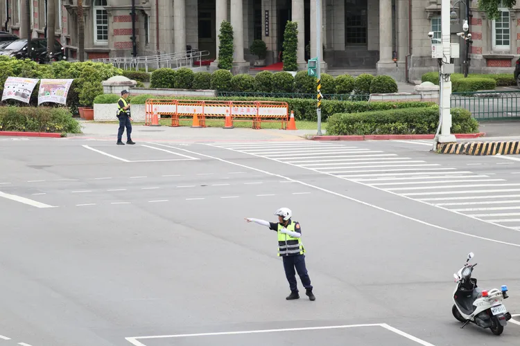 警察在路上指揮引導。彭欣偉、莊宗達攝