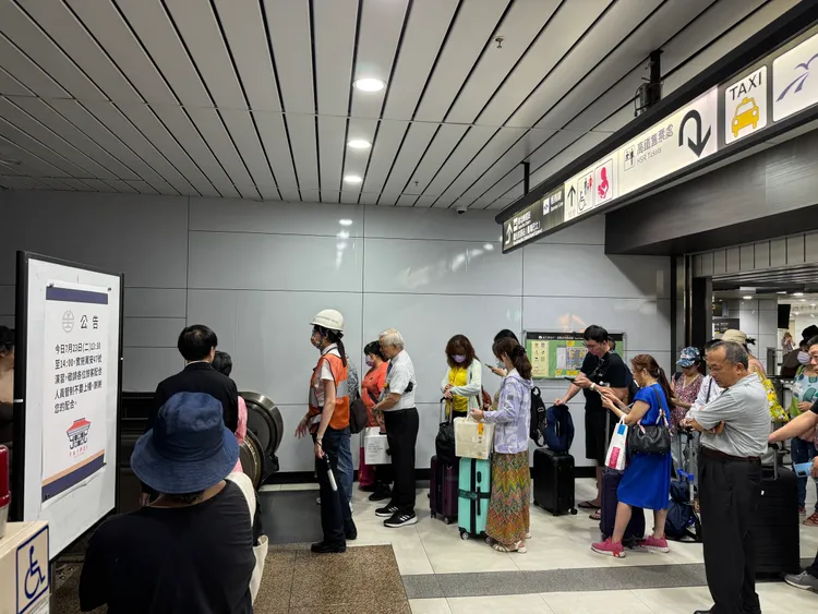 台鐵旅客配合指揮。彭欣偉、莊宗達攝