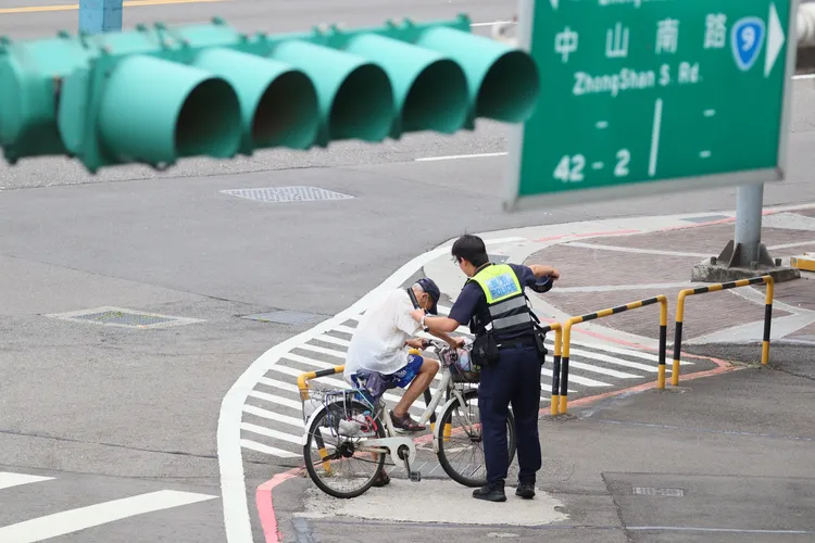 阿伯來不及離開，警方上前引導至路邊等候。彭欣偉、莊宗達攝