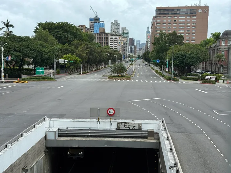 人聲鼎沸的台北市空無一人。彭欣偉、莊宗達攝