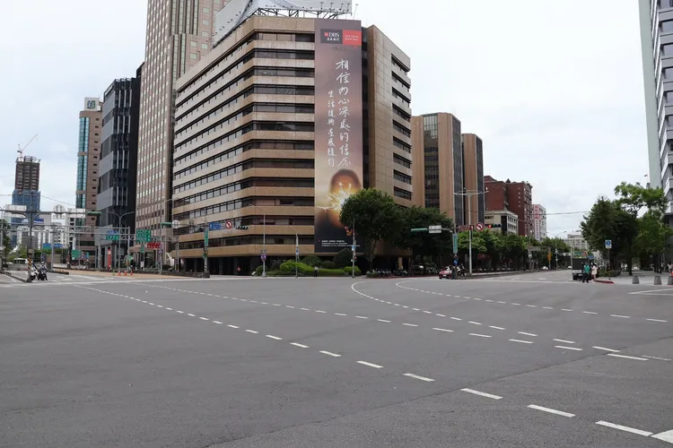 馬路上幾乎看不到車子和行人。彭欣偉、莊宗達攝