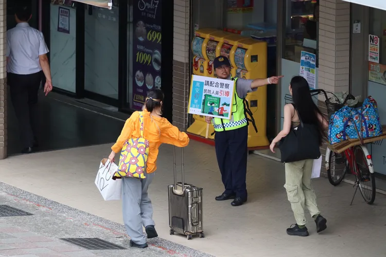行人配合執勤人員引導。彭欣偉、莊宗達攝