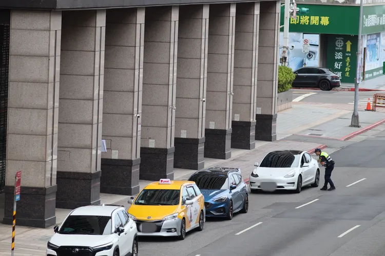 車子停一排在路邊等候。彭欣偉、莊宗達攝