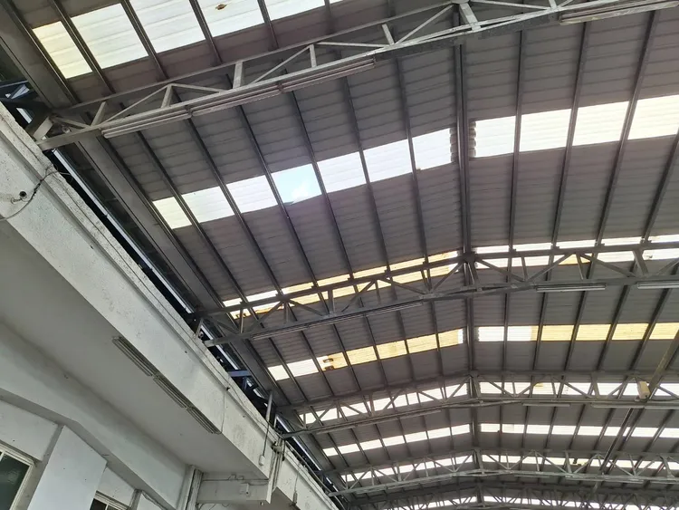 工人踩破遮光罩，直接從屋頂上墜落到一樓。翻攝畫面