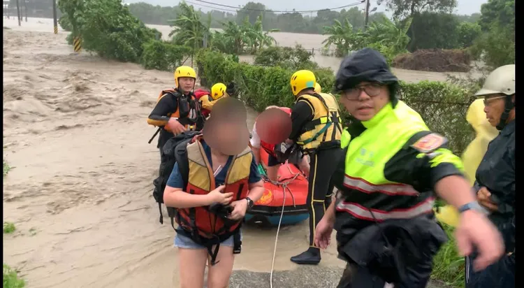 消防人員以橡皮艇接駁7旬老夫妻脫困。翻攝照片