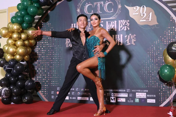 胡凱欣（右）開心介紹：「這是我的帥老公！」