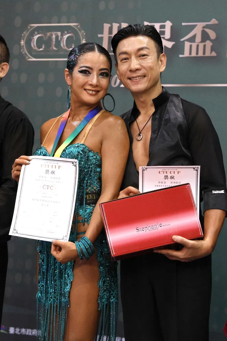 夫妻倆2場比賽一共拿了冠軍和亞軍。